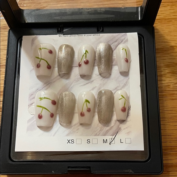 Press on nails - Picture 1 of 1